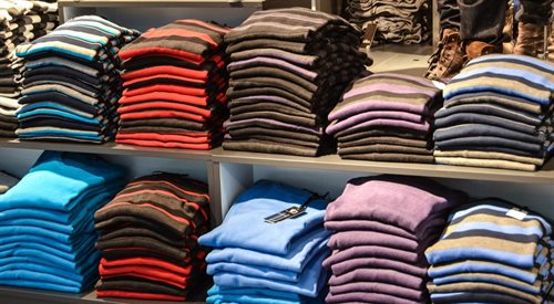 Różne są losy swetrów po opuszczeniu przez nie sklepowych półek