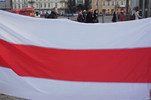 Biało-czerwono-biała flaga niepodległej Białorusi. Aleksander Łukaszenka zmienił symbole narodowe w 1994 roku, przywracając barwy wprowadzone przez bolszewików, zieloną i czerwoną