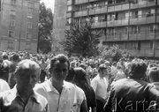 Ulica 1 Maja. Robotnicy idą w kierunku budynku KW PZPR. Radom, 25 czerwca 1976 
