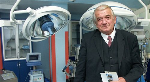 Prof. Zbigniew Religa w szpitalu w Olsztynie, na oddziale kardiochirurgicznym, który współtworzył