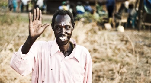 Wieś Cindu Guma. Południowy Sudan. Od 9 stycznia do 15 stycznia 2011 roku mieszkańcy Południowego Sudanu głosowali w referendum, w którym zdecydowali o odłączeniu się od Północy. Ze względu na spory analfabetyzm, karta do glosowania zawierała dwa symbole - pojedyncza dłoń, która oznacza separacje i dwie ściśnięte dłonie oznaczające jedność.