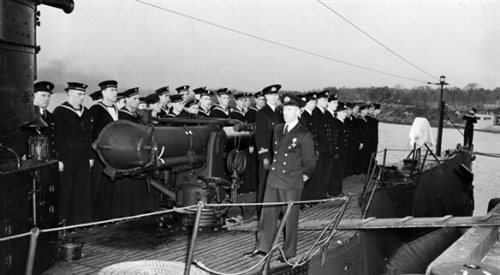 Przekazanie okrętu polskiej załodze 4 listopada 1941 roku. Na pierwszym planie kpt. Bolesław Romanowski, fot. Wikimedia Commonsdomena publiczna