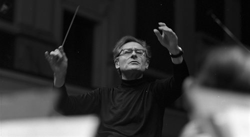 Stanisław Skrowaczewski podczas próby z Orkiestrą Symfoniczną Filharmonii Narodowej w 1981 r.
