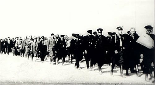 Policjanci i cywilni wrogowie ludu aresztowani we wrześniu 1939 roku i konwojowani przez oddziały NKWD do punktów załadunkowych za granicą polsko-sowiecką,