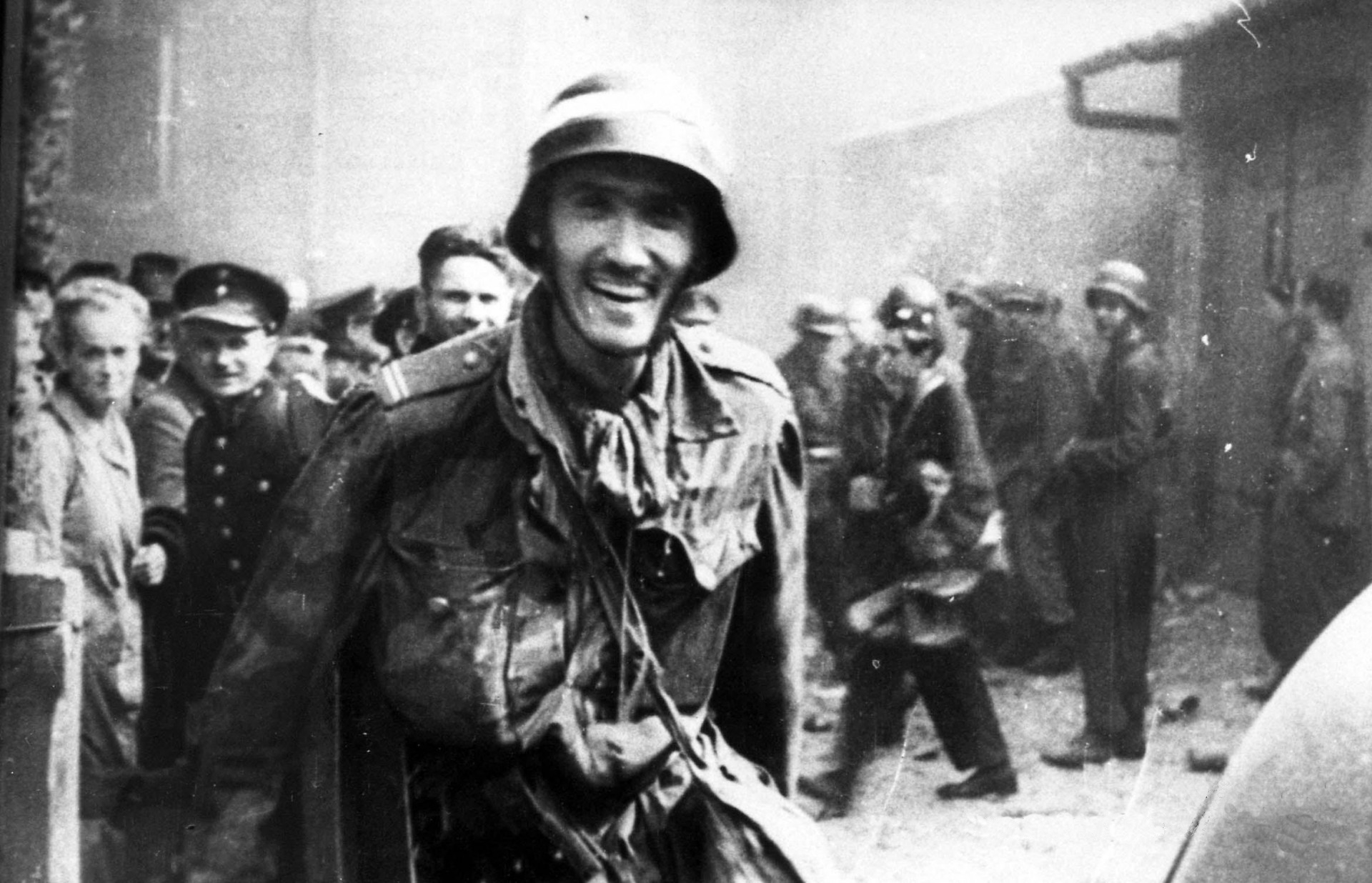 Witold Kieżun podczas powstania warszawskiego 23 sierpnia 1944. Foto: Wikimedia Commons/dp