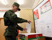 Żołnierze głosują w przedterminowych wyborach na Białorusi