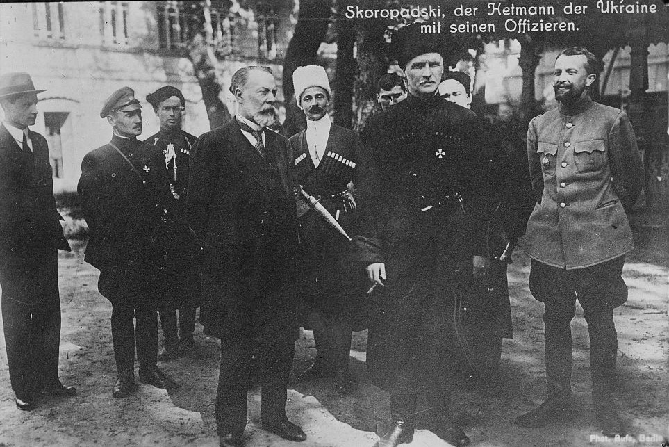 Hetman Pawło Skoropadski (w środku) pozuje do zdjęcia wraz ze swoimi oficerami. Źródło: Wikimedia commons/Domena publiczna
  