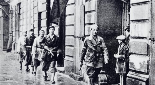 Godzina W 1 sierpnia 1944 r. Patrol porucznika Stanisława Jankowskiego Agatona z batalionu Pięść na pl. Kazimierza Wielkiego w drodze do Śródmieścia