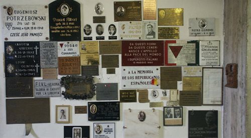 Tablice w krematorium byłego obozu koncentracyjnego w Mauthausen, aut. Dnalor 01 (2004), Wikipedia GermanyCreativeCommons