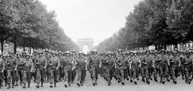 Amerykańskie wojska podczas parady zwycięstwa (25.08.1944), źr. Rząd USA, Wikipedia/dp