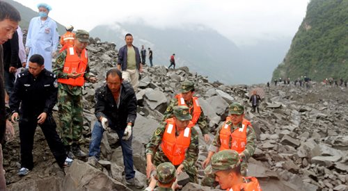 Ratownicy pracują w prowincji Sichuan w południowo-zachodniej części Chin