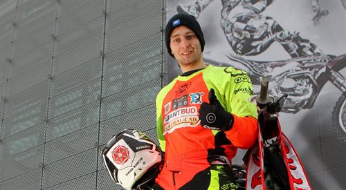 Mistrz Polski we Freestyle Motocrossie Artur Puzio przed halą Ergo Arena w Sopocie