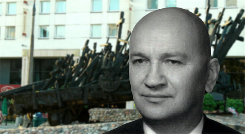 Wojciech Ziembiński na tle pomnika Pomordowanych na Wschodzie