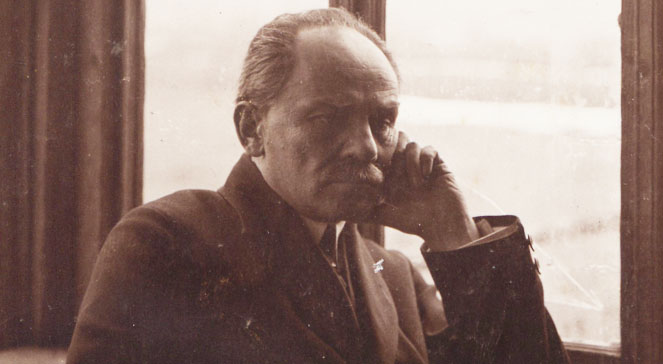 Portret Stefana Żeromskiego. Zdjęcie pochodzi z 1918 roku, w którym zmarł dziewiętnastoletni syn pisarza, Adam
