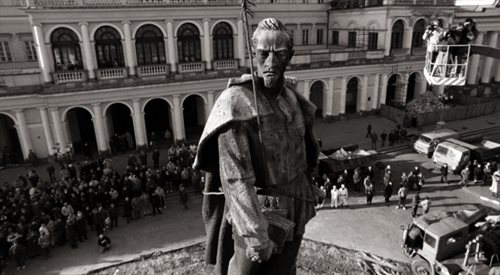 Ostatnie chwile pomnika Feliksa Dzierżyńskiego Na razie wygląda, jakby Feliks miał zostać powieszony