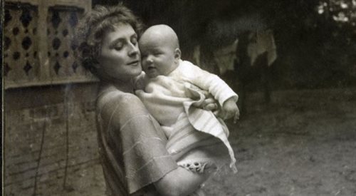 Anna Iwaszkiewicz z córką  w willi Aida w Podkowie Leśnej, 1924 r.