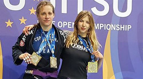 Zofia Szawernowska (z prawej) zze srebrnym medalem ME