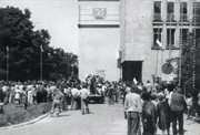 Manifestujący przed siedzibą Komitetu Wojewódzkiego PZPR. Radom, 25 czerwca 1976 