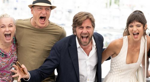 Vicki Berlin, Woody Harrelson, Ruben stlund i Charlbi Dean Kriek promują film W trójkącie na festiwalu w Cannes w 2022 roku.