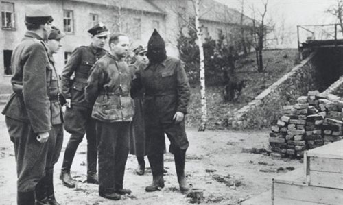 Zbrodniarz wojenny Rudolf Hoess, komendant obozu śmierci Auschwitz Birkenau przed egzekucją. 16.04.1947