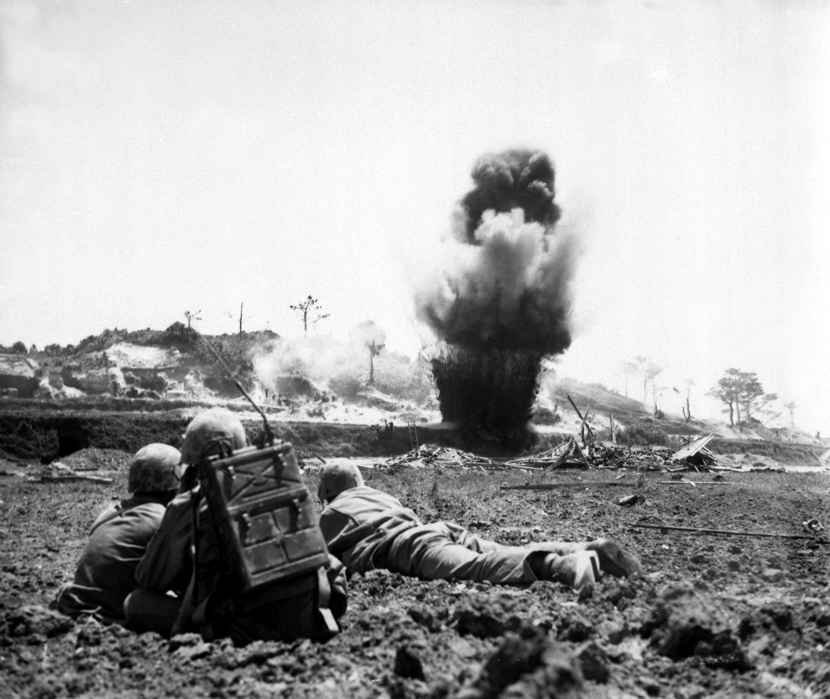 Marines z 6. Dywizji w trakcie wysadzania japońskich podziemnych umocnień. Wikimedia Commons/dp