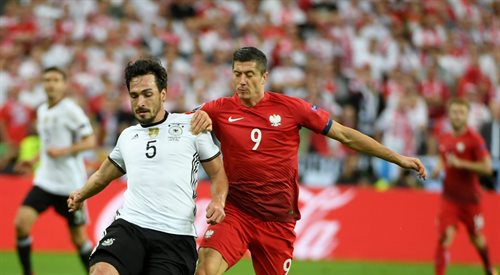 Robert Lewandowski w starciu z Matsem Hummelsem w meczu Polska - Niemcy