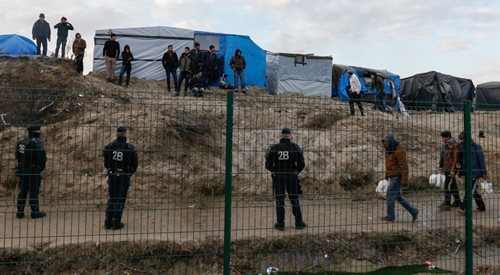W prowizorycznym obozowisku w Calais mieszka co najmniej 3,7 tys. migrantów