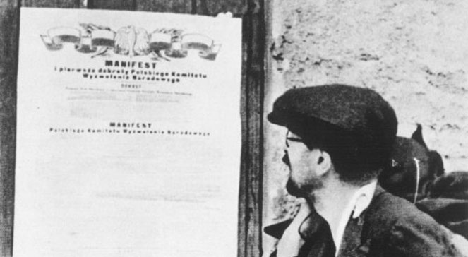 Zdjęcie propagandowe przedstawiające osobę czytającą Manifest PKWN. Wikimedia Commonsdp