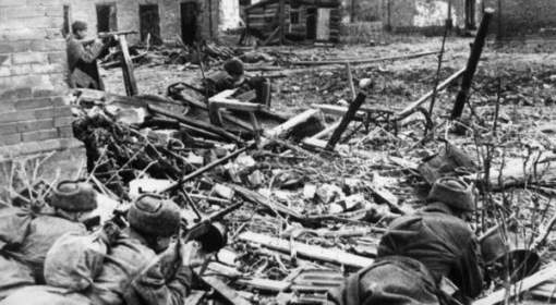 Żołnierze radzieccy w oblężonym Stalingradzie. Fot. Wikimedia 