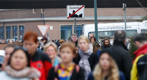 Ewakuacja pasażerów lotniska Zaventem w Brukseli. W wyniku zamachów na lotnisko zginęło 14 osób, a 92 osoby zostały ranne. 22 marca 2016