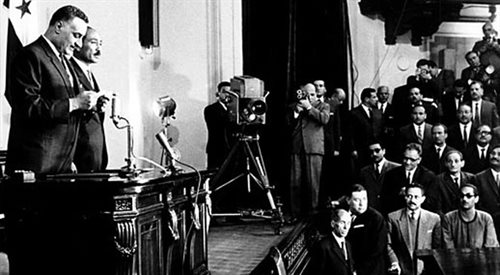 Prezydent Gamal Abdel Nasser składa przysięgę. foto: wikipediadomena publiczna