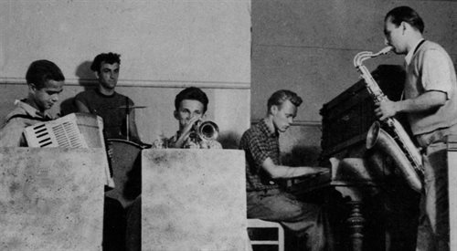 Ustronie Morskie 1958. Koncert zespołu jazzowego Melomani. Nz. od lewej: Andrzej Trzaskowski, Witold Sobociński, Andrzej Idon Wojciechowski, Krzysztof Trzciński (Komeda) i Jerzy Duduś Matuszkiewicz.