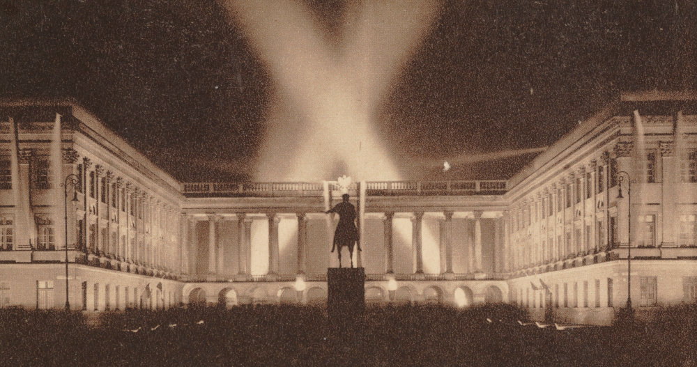 Nocne zdjęcie Pałacu Saskiego z pomnikiem księcia Józefa Poniatowskiego. Fot. Polona/domena publiczna