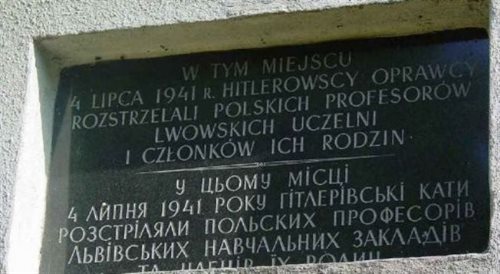 Tablica na pomniku na Wzgórzach Wuleckich, foto: Stanisław Kosiedowskiwikipedialic. CC