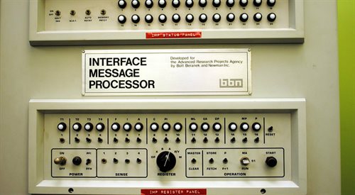Panel sterowania urządzenia Interface Message Processor (IMP), które zostało użyte do przesłania pierwszej wiadomości internetowej
