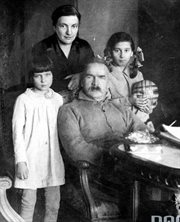 Józef Piłsudski w otoczeniu rodziny. Widoczne od lewej: córka Jadwiga, żona Aleksandra, córka Wanda. Miejsce nieznane, lata 1930-1933