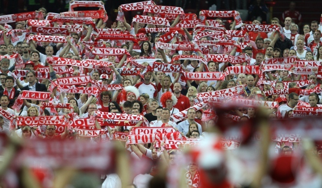 Polscy kibice podczas meczu Polska - Serbia otwierającego mistrzostwa świata w siatkówce mężczyzn na Stadionie Narodowym w Warszawie