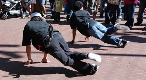 Tancerze breakdance prezentują swoje umiejętności na ulicach San Francisco