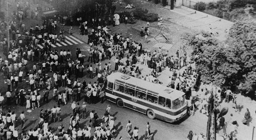 Radom, ul. 1 Maja. Rozruchy przed budynkiem KW PZPR, 25 czerwca 1976 r.