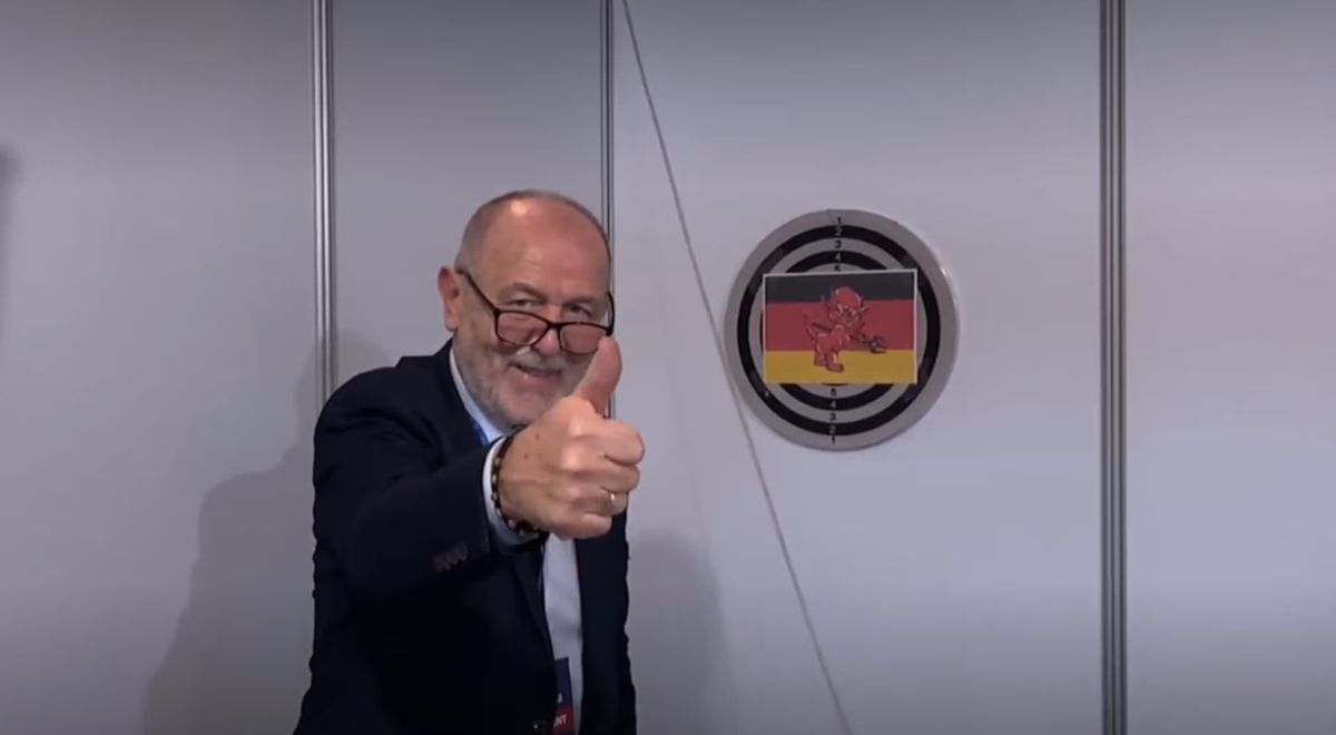 Jan Mosiński chętnie pozował z nietypową atrakcją