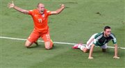 Arjen Robben (z lewej) podczas meczu Holandia - Meksyk 