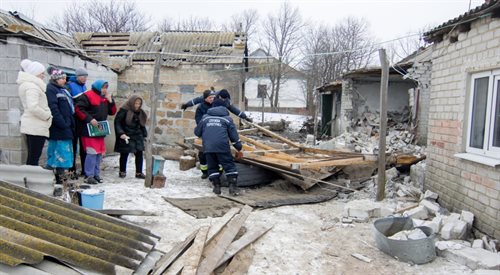 Ukraińskie służby usuwają zniszczenia po ostrzałach we wsi Trudowe w rejonie Doniecka