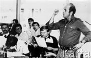 Jacek Kuroń na spotkaniu z robotnikami. Za stołem od lewej siedzą: Lech Wałęsa i Andrzej Celiński. Dąbrowa Górnicza, 1980 lub 1981



