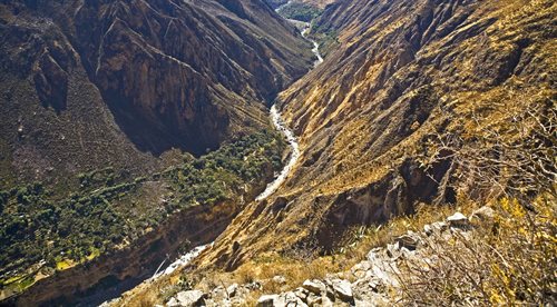 Ściany kanionu Colca wznoszą się z lewej strony na ponad 3200 m nad poziom rzeki, zaś z prawej - na 4200 m. Według niektórych źródeł jest uważany za najgłębszy kanion na Ziemi i jest dwa razy głębszy od Wielkiego Kanionu Kolorado w USA