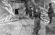 Więźniowie przy pracy w kopalni złota. Kołyma, 1934