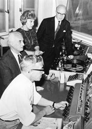 Studio radiowe RWE. Widoczni od lewej: Kropiwnicki, Włada Majewska, Leopold Kielanowski, inż. Nowik. 