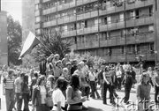 Ulica 1 Maja, godzina 12.55. Manifestanci zmierzają w stronę budynku KW PZPR. Radom, 25 czerwca 1976