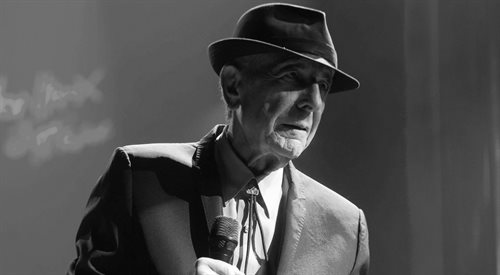 Leonard Cohen zadebiutował tomikiem poezji w wieku 22 lat. Później wydał dwie powieści, a  dopiero po 10 latach od rozpoczęcia kariery zaczął nagrywać piosenki