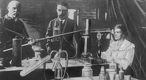 Maria Skłodowska-Curie i Piotr Curie podczas pracy w swoim paryskim laboratorium. Zdjęcie zostało zrobione przed 1906 rokiem.