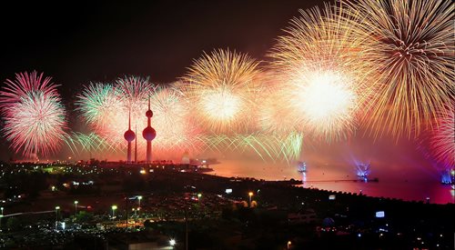 Współcześnie spektakularne pokazy odbywają się na całym świecie, na zdjęciu - Kuwejt